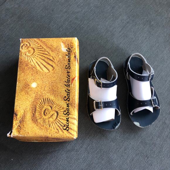 Size 9 Navy Saltwater Sandals with original box - Picture 8 of 8